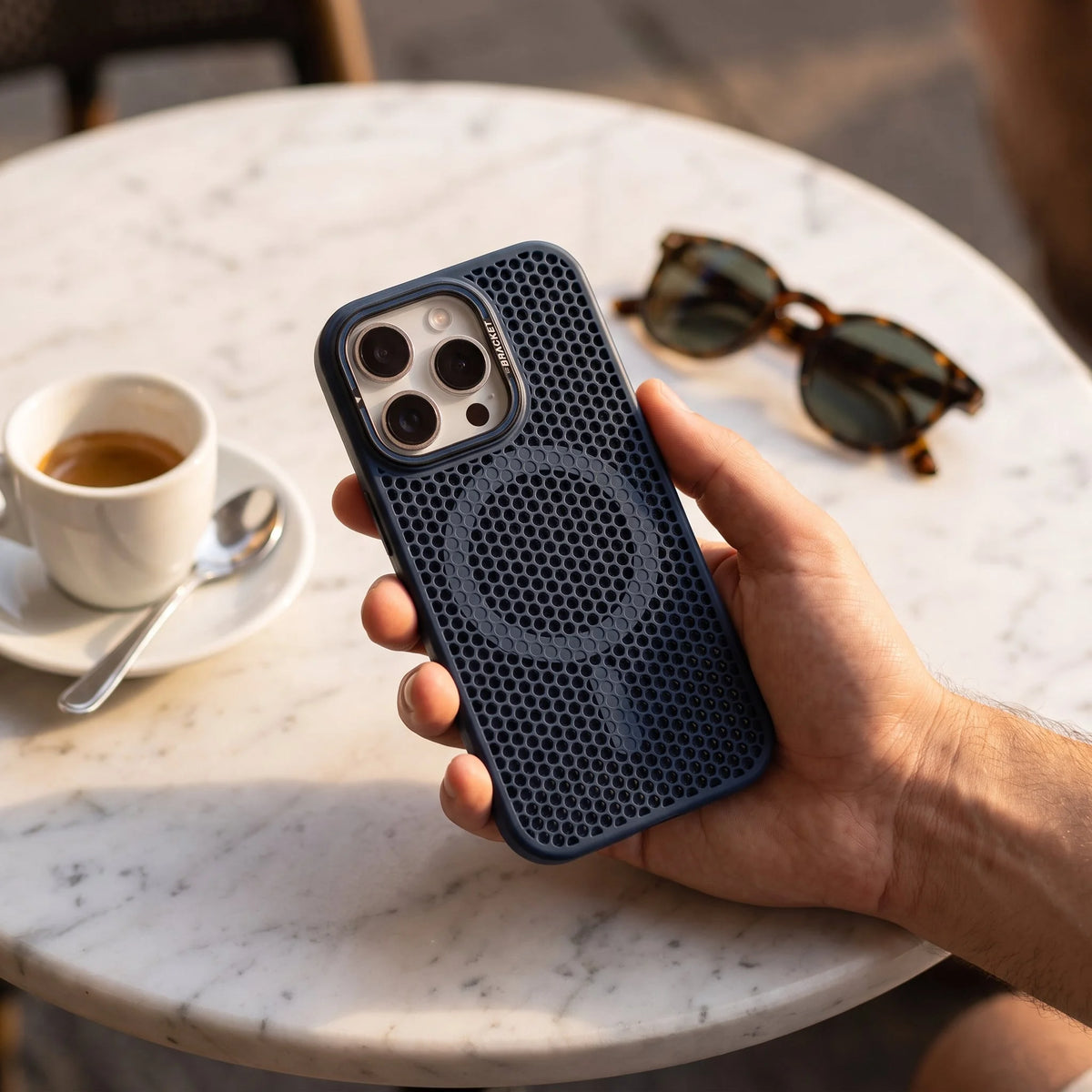 Coque en main